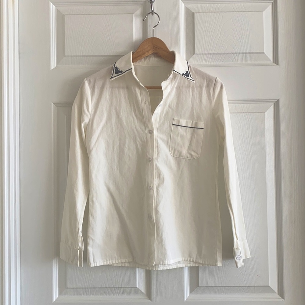 Women’s blouse with embroidered collar